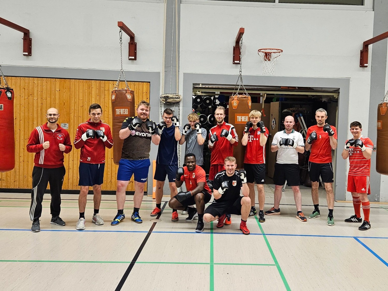 1. Herren Fußballmannschaft erhalten Boxtraining